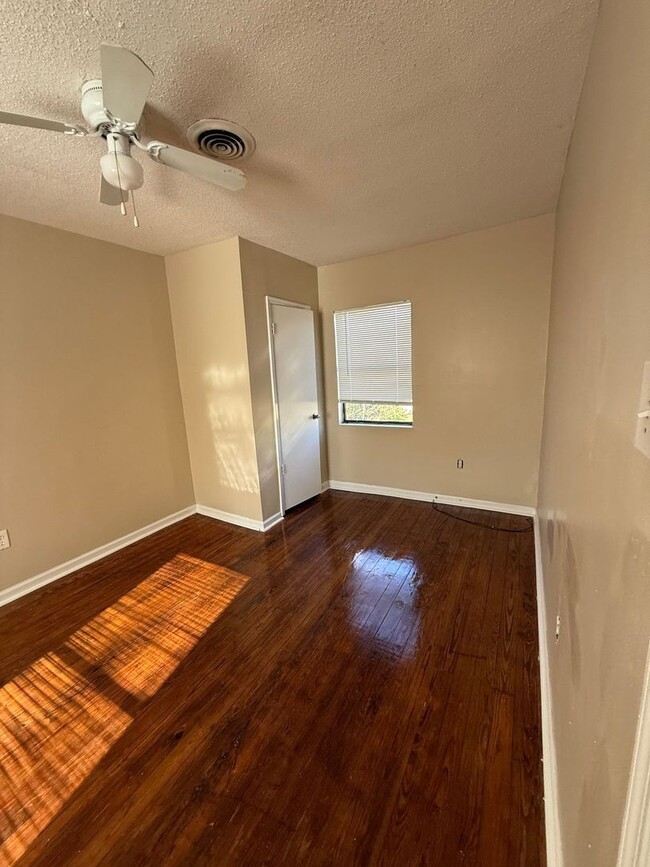 Building Photo - Newly Available 2 Bedroom 1 Bathroom Duple...