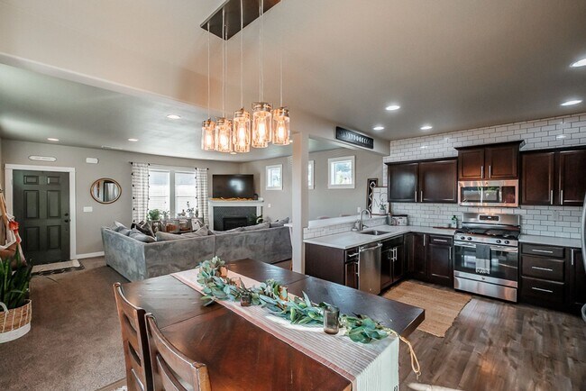 Building Photo - Beautiful 3 Bedroom on Large Corner Lot!