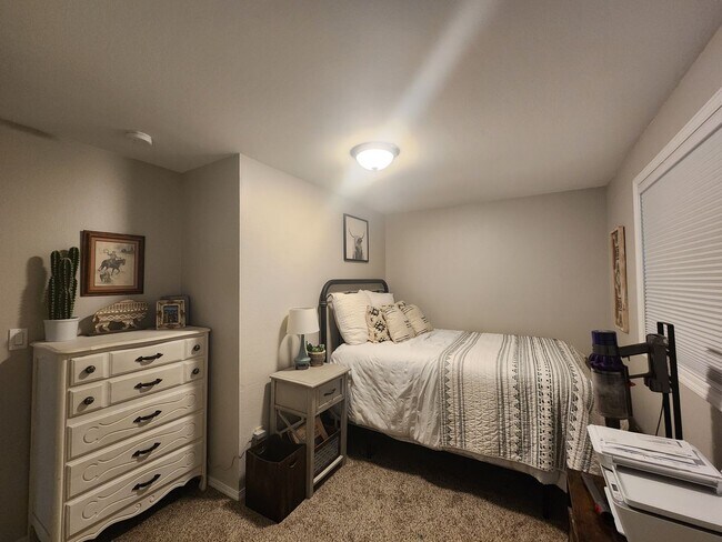 Building Photo - Pet Friendly, Single-Level, Attractively Updated Home in NE Newberg