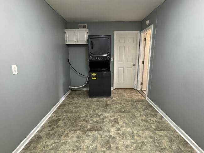 Building Photo - 3 BD/2 BA - Two Story Home in Mid-town Wil...