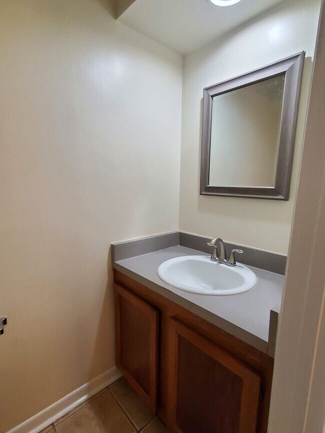 Building Photo - 2 bedroom, 1,5 bathroom townhouse in Mill Run