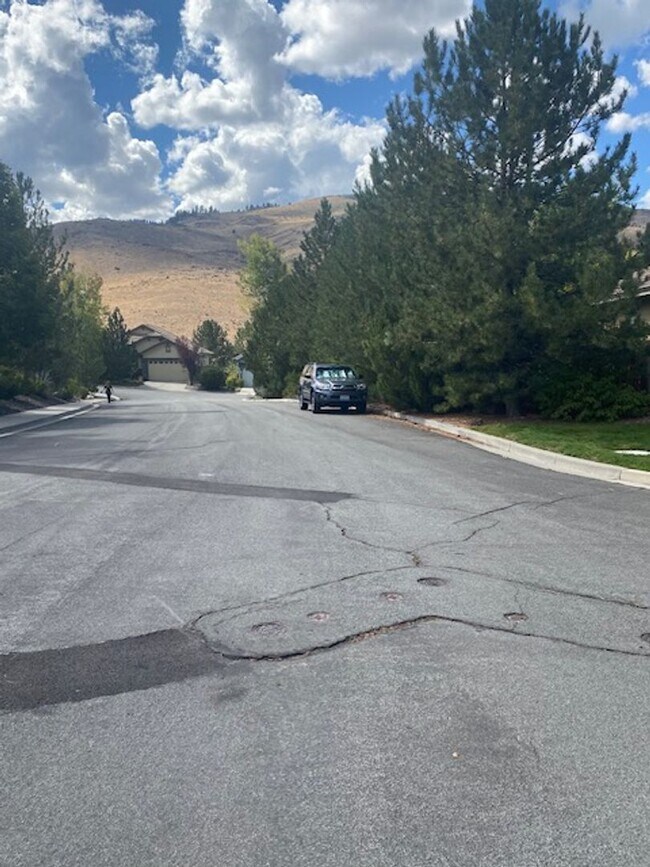 Building Photo - Sweet, perfect 10 located in Caughlin Ranc...