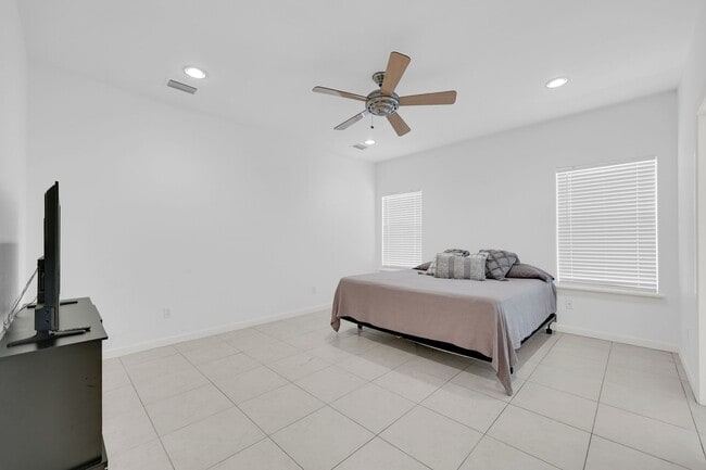 Building Photo - Fully Furnished & Move-In Ready!