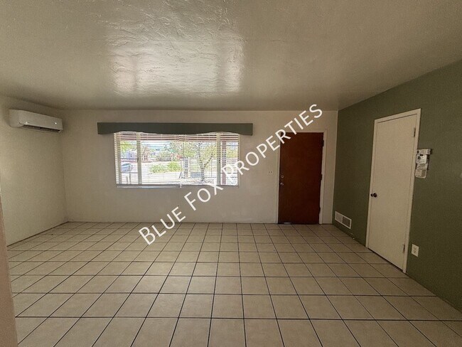 Building Photo - 949 N Montezuma Ave