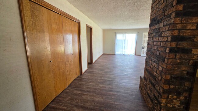 Building Photo - Wonderful 2 Bedroom Duplex in Bethany!  $1250 Per Month!