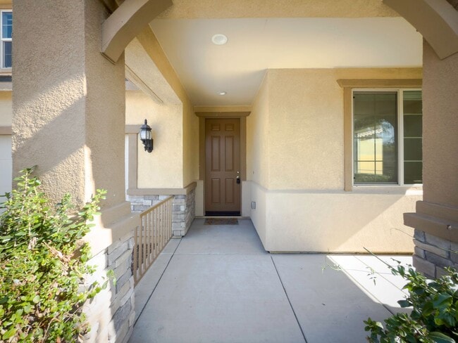 Building Photo - Beautiful 2 Story 5 Bedroom SOLAR Home + L...