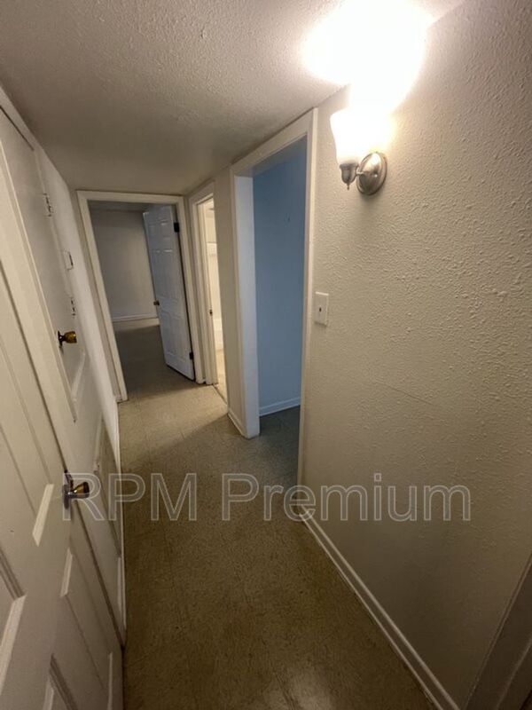 Building Photo - 2150 N Sherwood Forest Dr