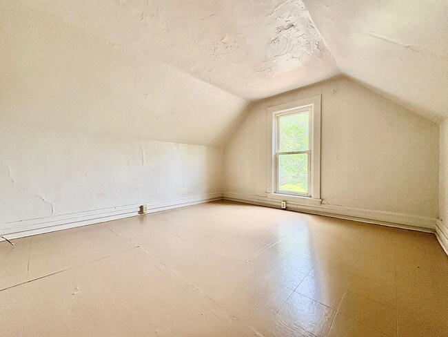 Building Photo - 127 Elm St