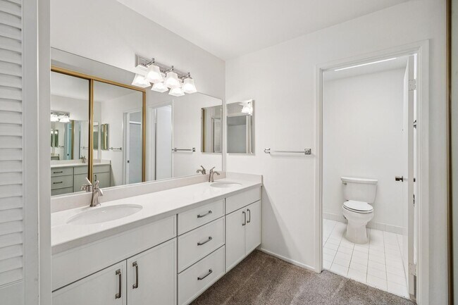 Building Photo - Luxury 3-Level Townhome in Highly Desirable Sharon Heights Neighborhood