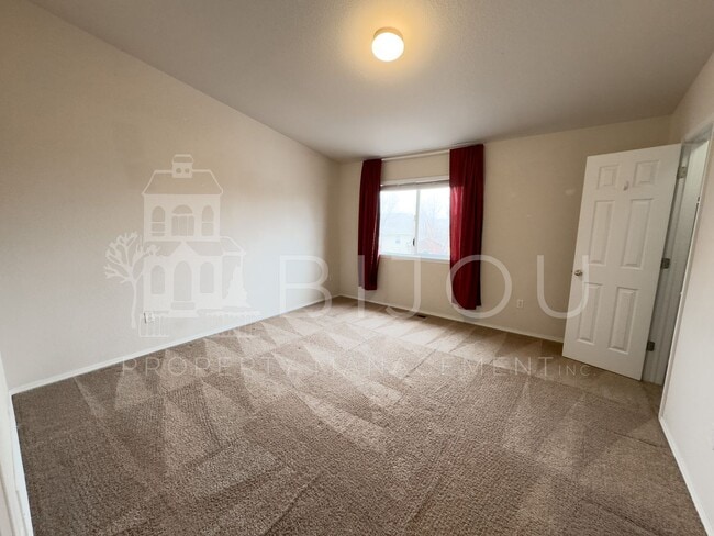Building Photo - Van Buren Townhome