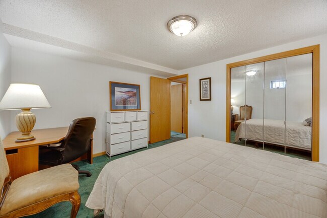 Building Photo - 19 Crescent Ln