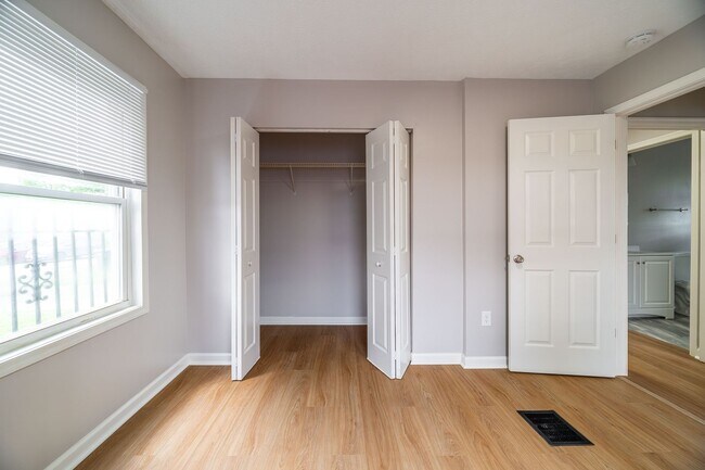 Building Photo - 2204 Howey Rd