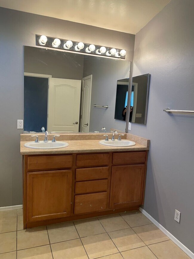 Building Photo - Lovely 4 Bedroom 2 Bath Home!