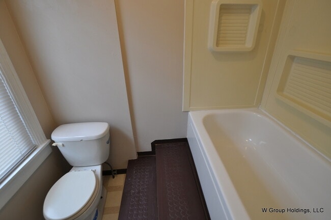 Building Photo - Super Convenient 1 Bedroom in Up & Coming ...