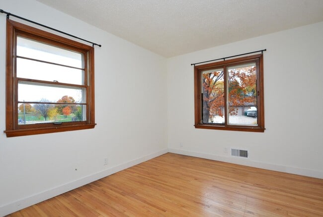 Building Photo - Spacious 4-Bed 1.5 Bath Home Available Now...