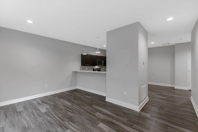 Building Photo - Stunning 1 Bedroom Luxury Apartment with T...