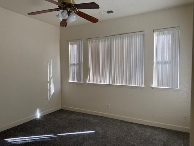 Building Photo - Beautiful Three Bedroom in the Golf Cou...