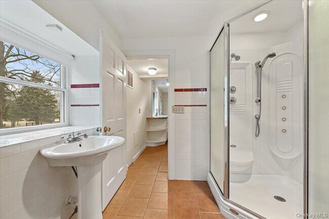 Building Photo - 948 Craigville Rd