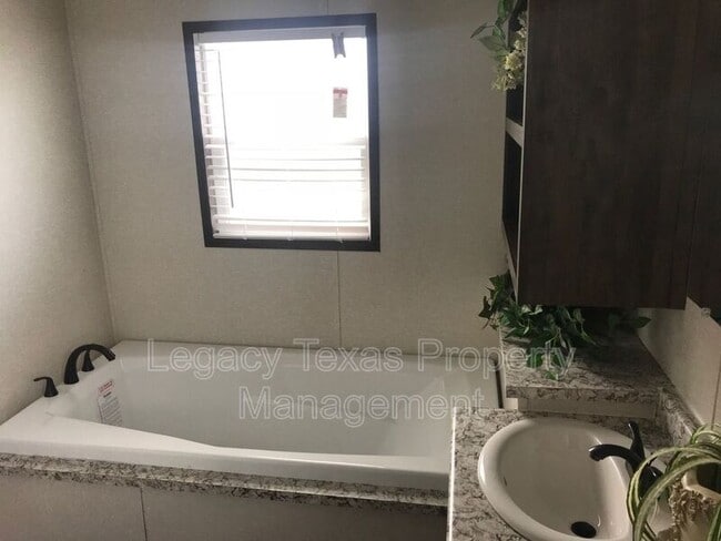 Building Photo - 800 N Old Betsy Rd