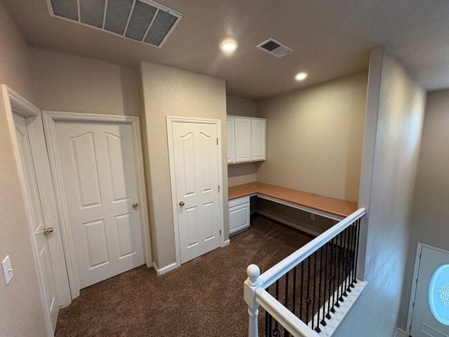 Building Photo - Spacious NW Visalia home Near Shopping Center Available Now!