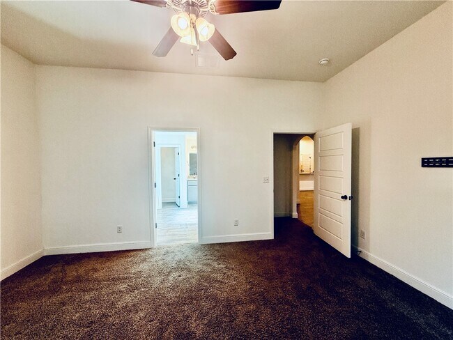 Building Photo - 424 NW 59th Ave