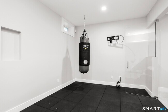 Building Photo - 26 Long Lots Ln