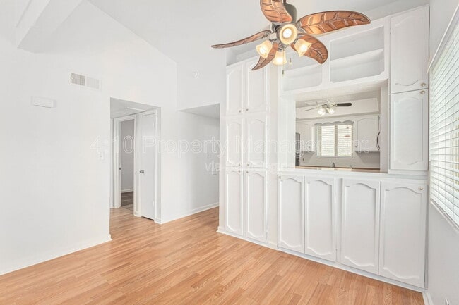 Building Photo - 405 E Linda Ln