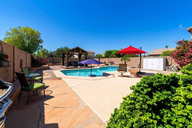 Building Photo - Gorgeous fully furnished home in Gilbert w...