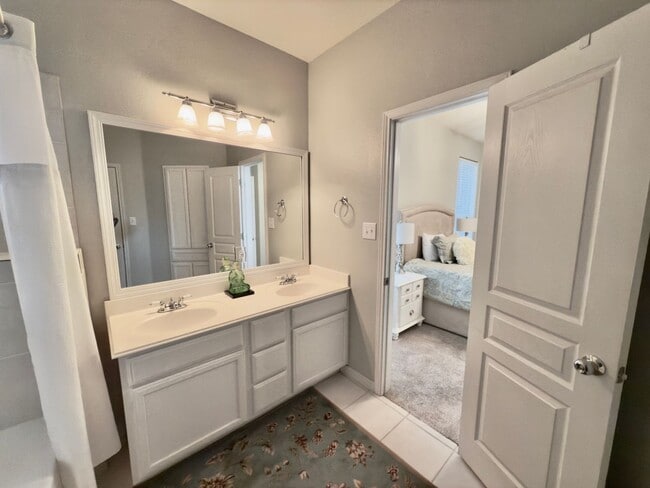 Building Photo - 2 Bedroom Townhome in Westcreek Ranch