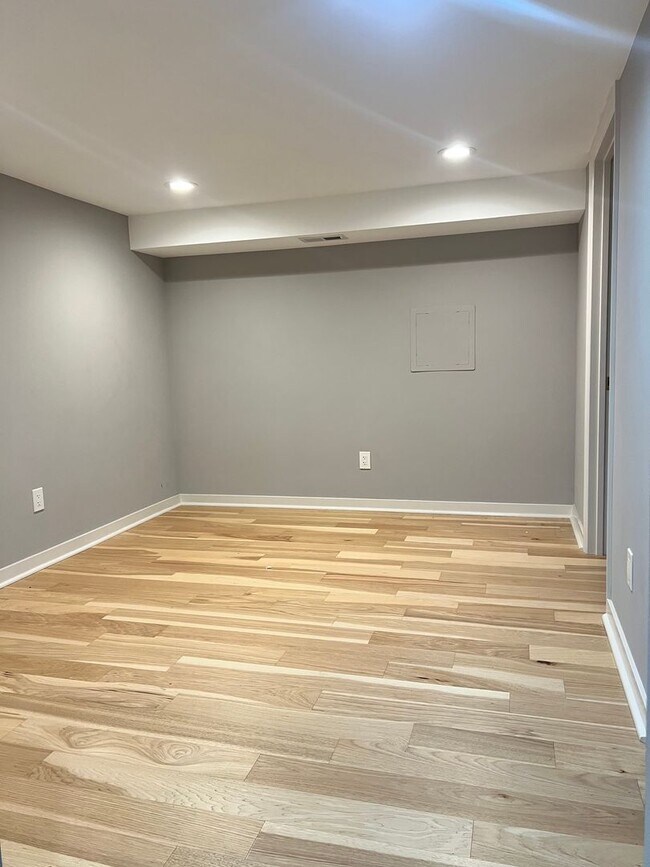 Building Photo - 3 Bedroom 2 Bathroom in Greenlake!