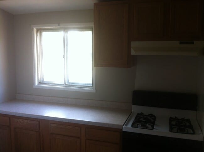 Building Photo - Very nice 3bed/1bath south side home w/ garage & fenced in back yard