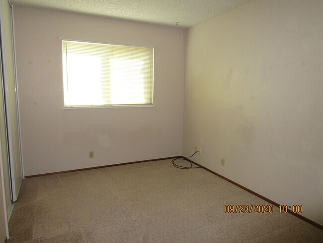 Building Photo - Nice Floorplan, Cute Yards - 4 Bedroom/2 B...