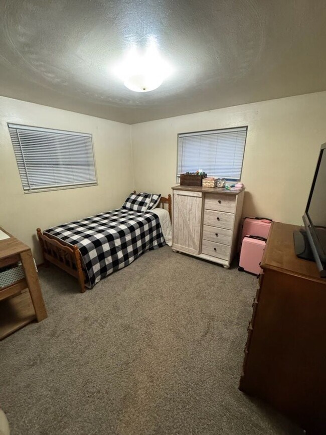 Building Photo - Spacious Split Level in Baldwin for Rent- ...