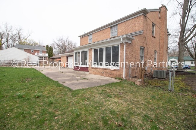 Building Photo - 1 Room for Rent in a 6-Bedroom Student Hom...