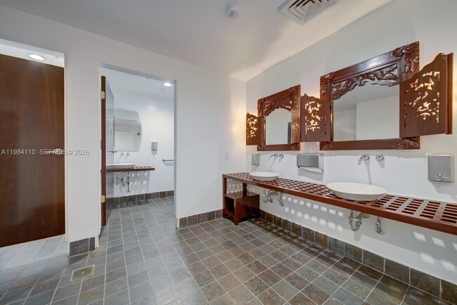 Building Photo - 10 SW South River Dr