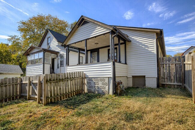 Building Photo - Cozy 2 Bedroom With Fenced Yard & Parking, Minutes from Old Market!!