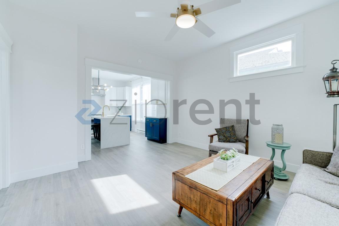 Building Photo - 907 S Ainsworth Ave