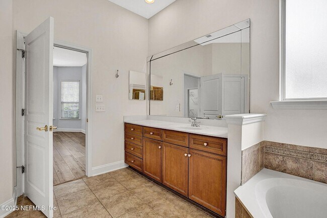 Building Photo - 1761 Highland View Dr