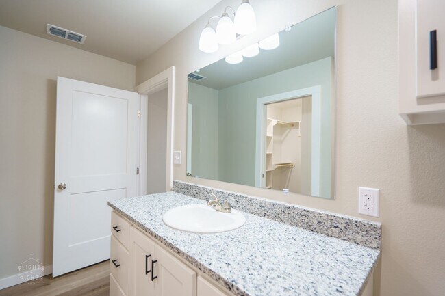 Building Photo - 3-Bedroom Townhome with Garage & Private Y...