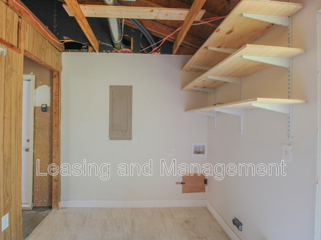 Building Photo - 305 Millcreek Dr