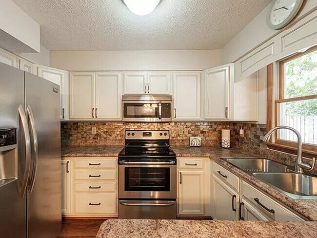 Building Photo - First month's rent FREE!  Three Bedroom Two Bathroom Home