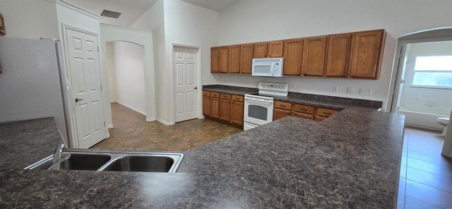 Building Photo - 9995 SW 41st Ave