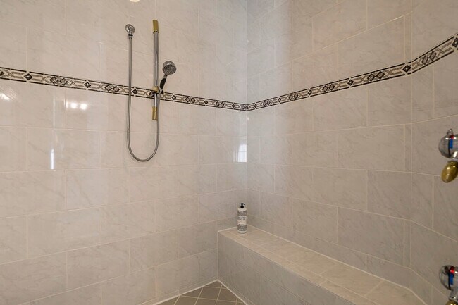 Building Photo - 67 Kashmir Trail