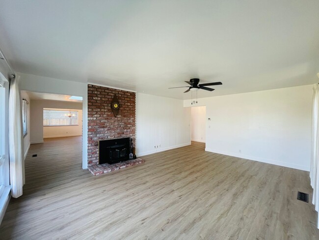 Building Photo - Beautiful 4 Bed 2 Bath San Jose Home - Lar...