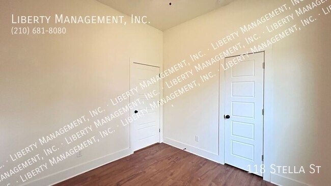 Building Photo - 118 Stella St