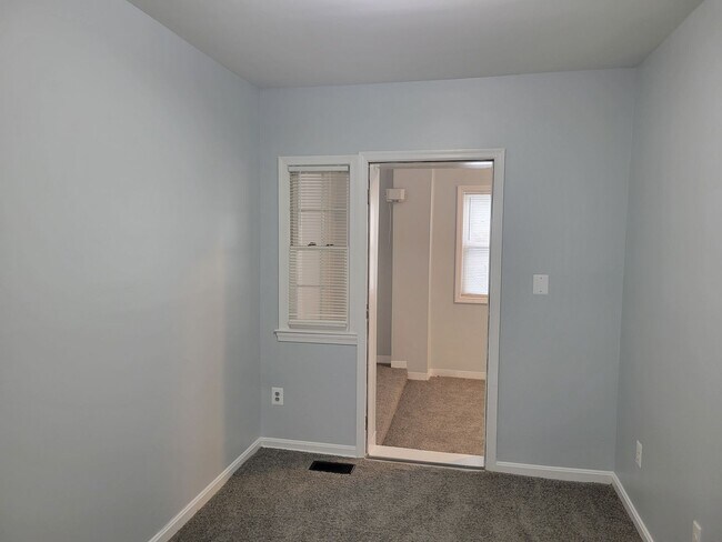 Building Photo - Spacious 3 BR/2 BA Townhome  in Greenway!