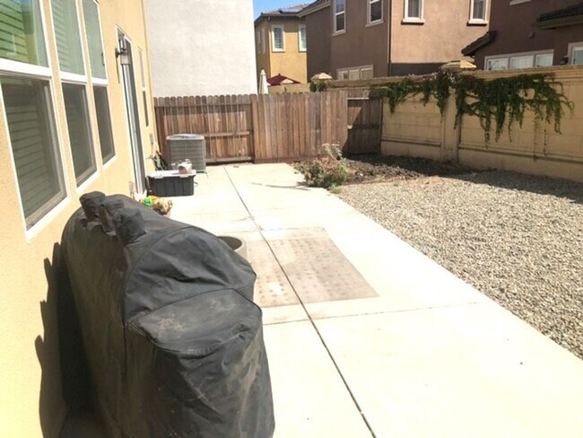 Building Photo - Beautiful Brand New Home located in the Ve...
