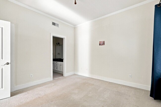 Building Photo - 933 Garrett St