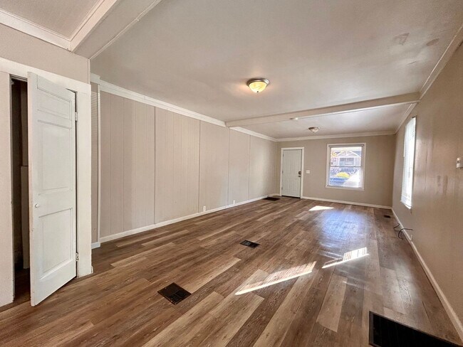 Building Photo - Grand 836/838