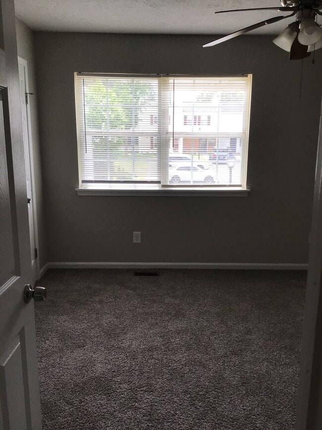Building Photo - 3 Bed 1.5 Bath Townhome